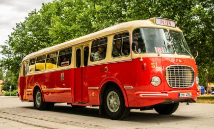 Historickým autobusem na plavbu lodí