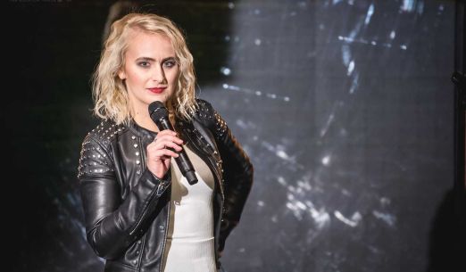 Stand-up Lucie Macháčkové: Na holku dobrý