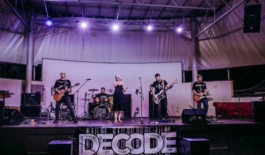 Vánoční koncert: Decode + Bára Zemanová & band