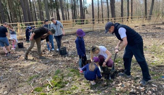 Den pro les: Sázení stromů v lese v Zábělé