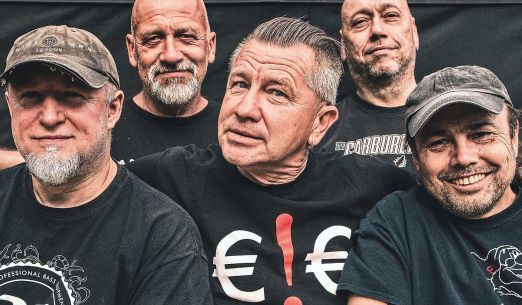 Vzpomínka na Bakču: E!E + Pod stolem