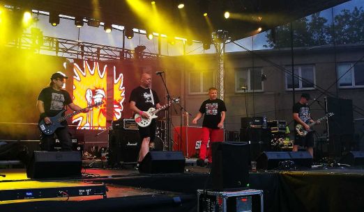 Vzpomínka na Bakču: E!E + Pod stolem