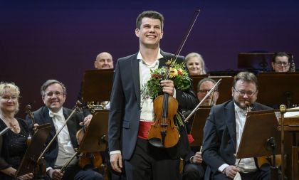 Jan Mráček - housle, Lubomír Brabec – kytara, Komorní orchestr ČF