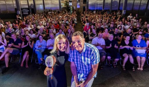 Vlevo dole živě v Plzni