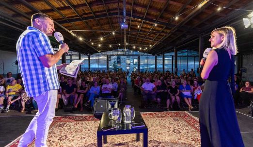 Vlevo dole živě v Plzni