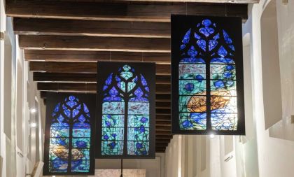 Od Karlových Varů po Remeš: Šímova práce se sklem