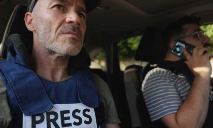 80 rozlícených novinářů