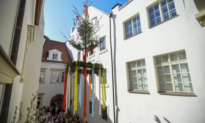 Stavění máje v Národopisném muzeu Plzeňska