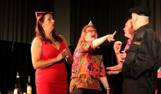 Přes přísný zákaz dotýká se sněhu