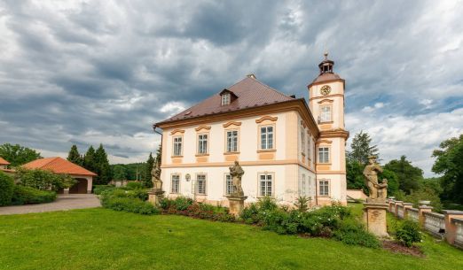 Lakomec