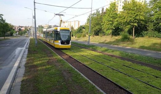 Zelená tramvajová trať v Plaské ulici